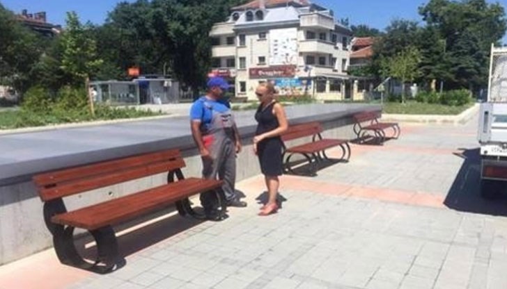 Десет нови пейки бяха монтирани за русенци и гости на града