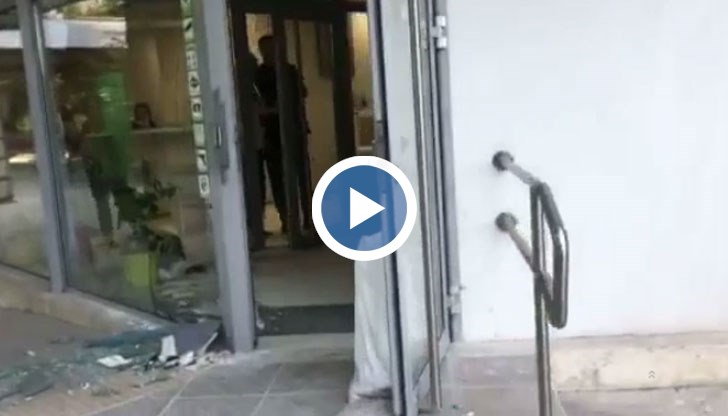 Няколко хиляди лева се разпилели край блока, в който е било устройството