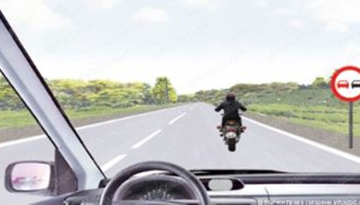 Черната статистика със загинали мотористи ни накара да ви попитаме за тази ситуация на пътя