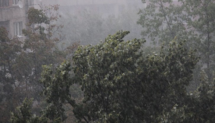 Силен дъжд се излива в някои райони на столицата