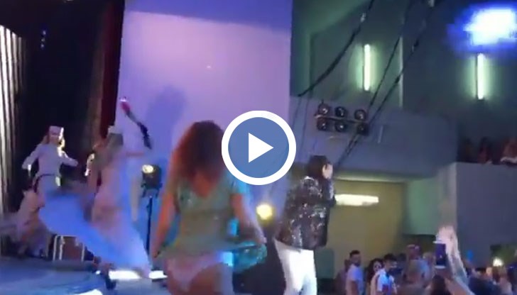 Тя започнала да танцува еротичен танц пред певеца, който загубил ума и дума..