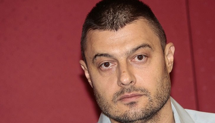 На мушката на евродепутата е Анна Цолова