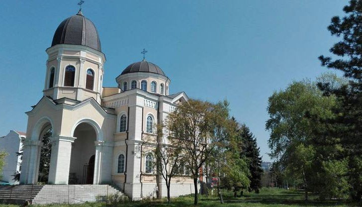 Иконостасът ще бъде дървен, защото ако е от мрамор, църквата може да се срути Иконостасът ще бъде дървен, защото ако е от мрамор, църквата може да се срути