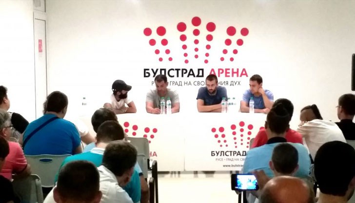 Фенове на „Дунав“ зададоха въпросите си към играчи и треньора на "драконите"