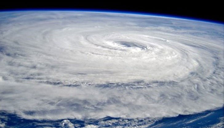 Зрелищни снимки на урагана Нору