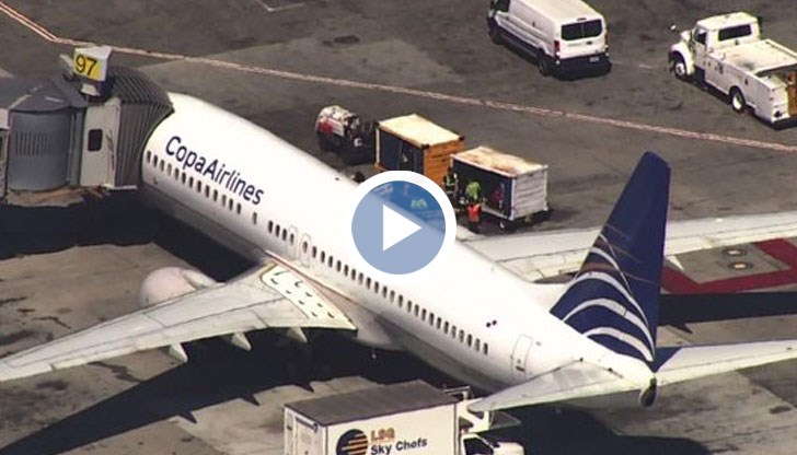 Изумените пътници видели как момчето се спуснало по крилото на самолета и паднало на пистата