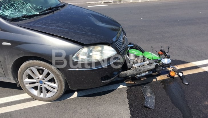 От удара той е изхвърчал във въздуха и паднал върху колата