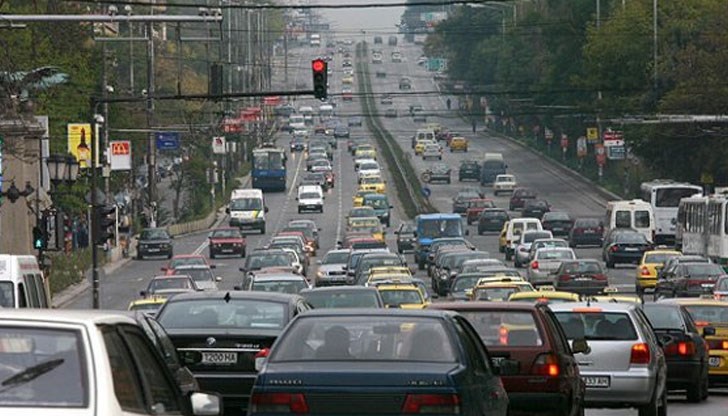 Полицаи са отместили с техника колите от платното /Снимката е илюстративна/ Полицаи са отместили с техника колите от платното /Снимката е илюстративна/