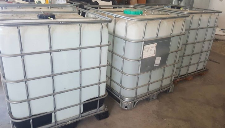 Три контейнера с етилов алкохол намериха митничари в частен дом в града