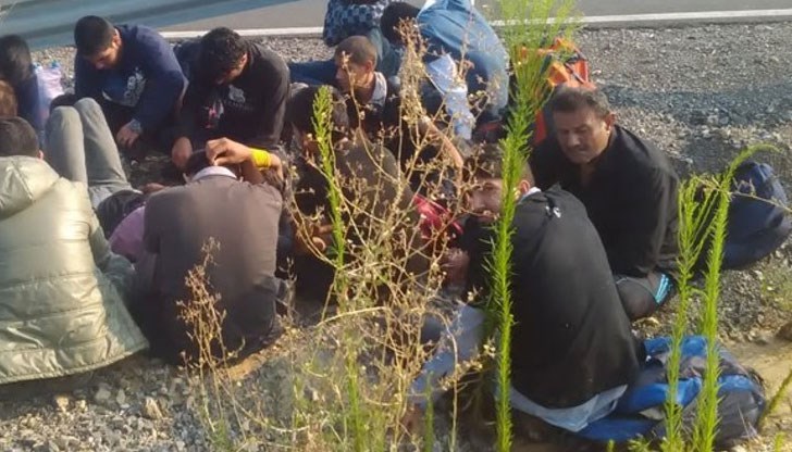 При разпитите мъжете казали, че два дни по-рано са успели да проникнат на българска територия, но наши полицаи са ги открили, нанесли им побой, взели им мобилните телефони и парите, и въпреки контузиите им ги върнали в Турция