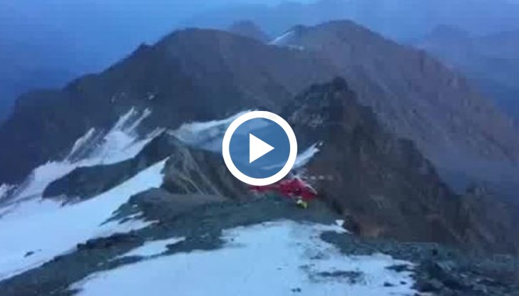 На кадрите се вижда как пилотът губи управление