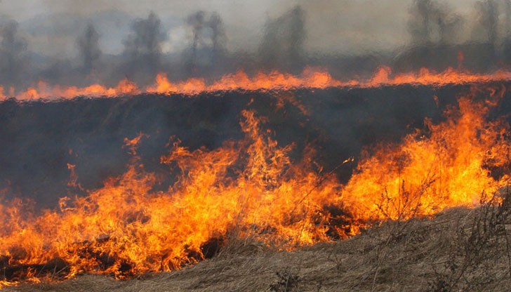 Огнеборците продължават с гасенето и днес /Снимката е илюстративна/ Огнеборците продължават с гасенето и днес /Снимката е илюстративна/