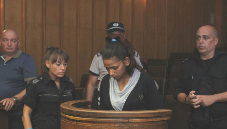 Детето е изоставено само, на земята, безпомощно Детето е изоставено само, на земята, безпомощно