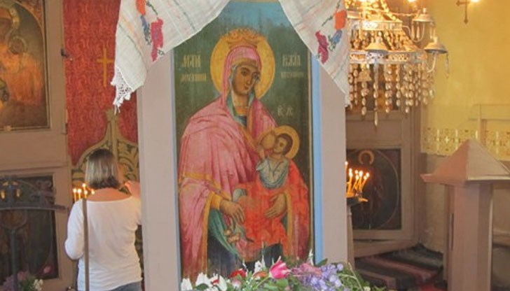 Иконата "Св. Богородица Млекопитателница" се намира в църковния музей до Катедралния храм в Русе