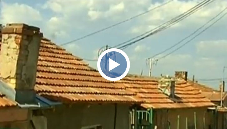 Ромите замаскирали прекараните кабели с легнали полицаи
