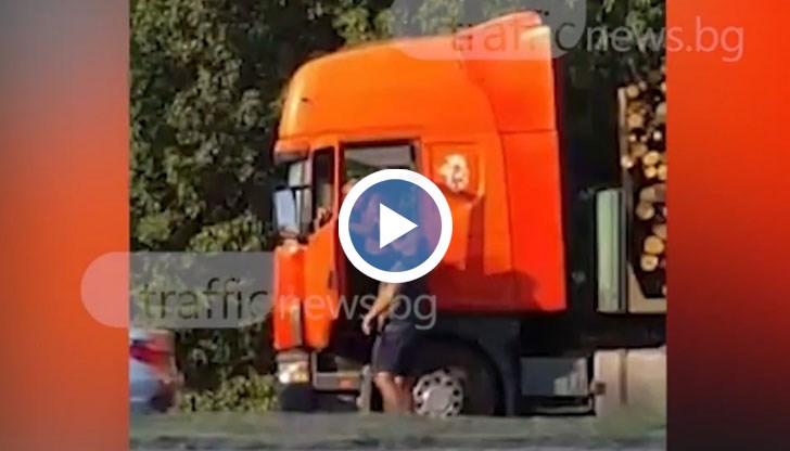 Смущаващите кадри са заснети от хора, стоящи в близко заведение