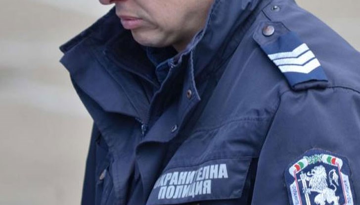 Престъпник с десетки криминални регистрации обижда и опитва да подкупи униформен