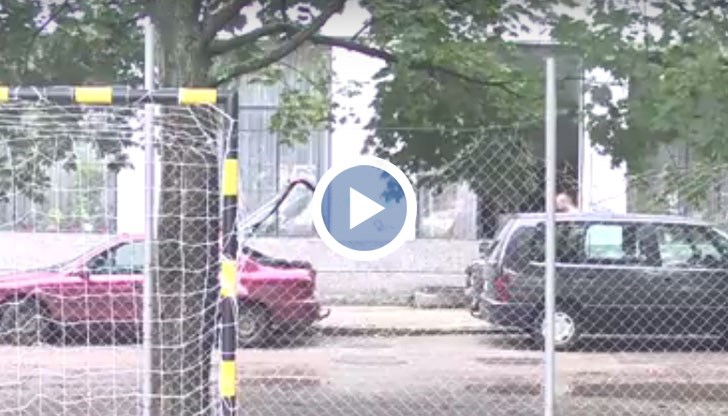 Хората от блок "Вида" се оплакват от шума, който вдигат на площадката дори до 03-04:00 часа сутринта, а вече втори прозорец на читалище "Христо Ботев" е счупен