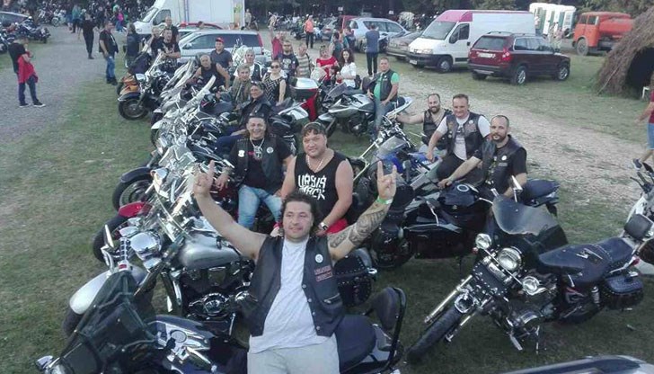 Замисълът на партито e да направим нещо различно от мото събор – искаме хората да дойдат, да слушат музика, да се забавляват, да пият каквото им харесва и да си тръгнат, когато си поискат