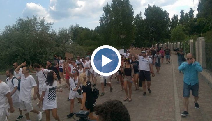 Над 500 служители в Слънчев бряг блокираха централния път на курорта