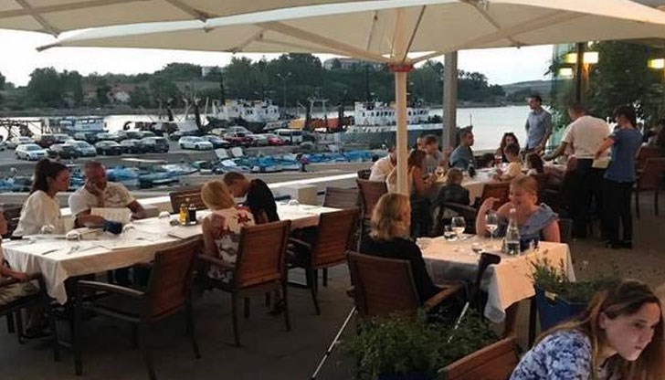 Това обещава управителя на заведението в Созопол, което начислява "такса стол"