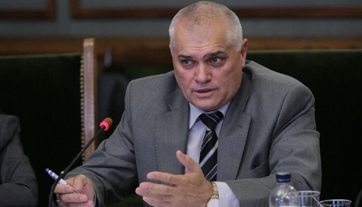 Скоро ще снимаме от коли, които са без отличителни знаци, закани се вътрешният министър Скоро ще снимаме от коли, които са без отличителни знаци, закани се вътрешният министър