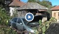 Кола връхлетя в двора на къща