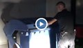 Полицаи попаднаха на гол мъж в кофа за боклук