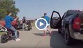 Мотористи и шофьори се бият по средата на пътя