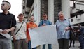 Протестиращи се събраха пред Общината