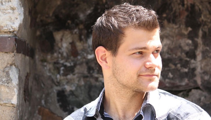 В продължение на няколко месеца четящите българи биват предизвиквани в социалната мрежа