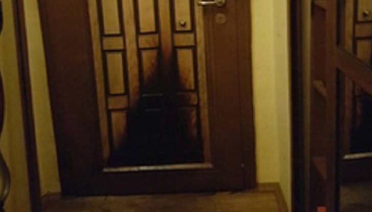 Неизвестен пироман е залял със запалителна течност около 1 час след полунощ входната врата на апартамента и драснал клечката