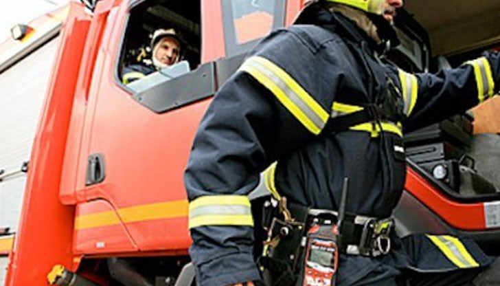 Служители от Първа РСПБЗН-Русе с два автомобила са изпратени за гасене на пожар в апартамент