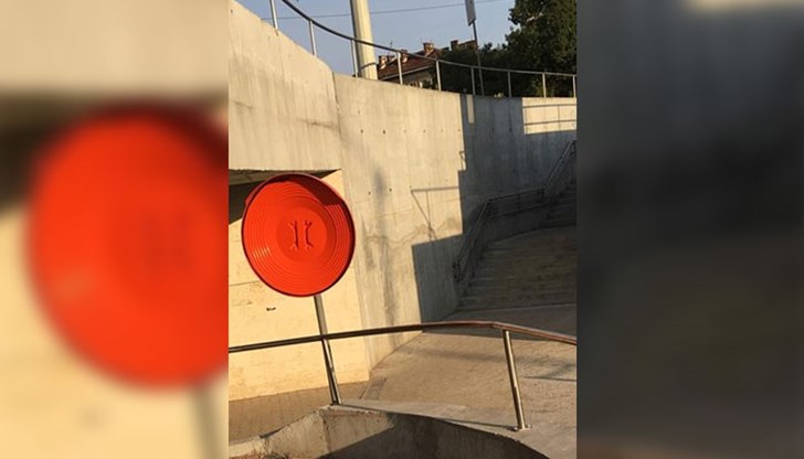 Огледалото не издържа и едно лято, откакто е поставено...