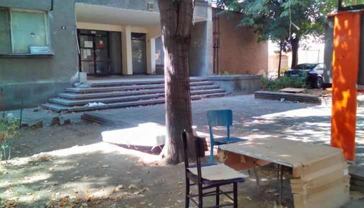 Нахална проститутка превзе квартална градинка, тормози живеещите в района до 3 часа сутринта