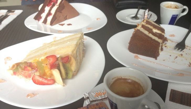 В сладкарници „Неделя“ има такава такса и тя се нарича “Обслужване на тортата“