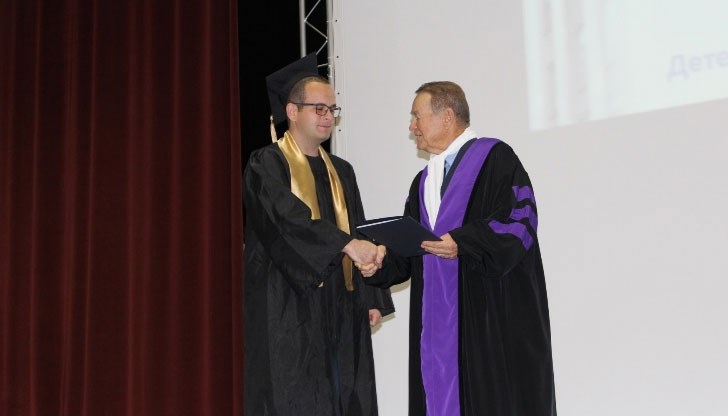 През 2017 г.одина се дипломират 870 бакалаври и магистри, като от тях 75 са първенците на випуска и на различните специалности, пълните отличници са 15