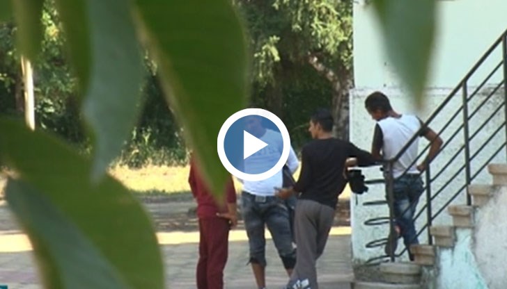 Преподавателят е в болница, а побойниците са задържани за 24 часа