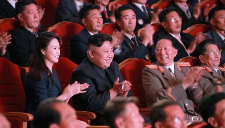 Той включвал художествено представление и фотосесия с лидера на Северна Корея