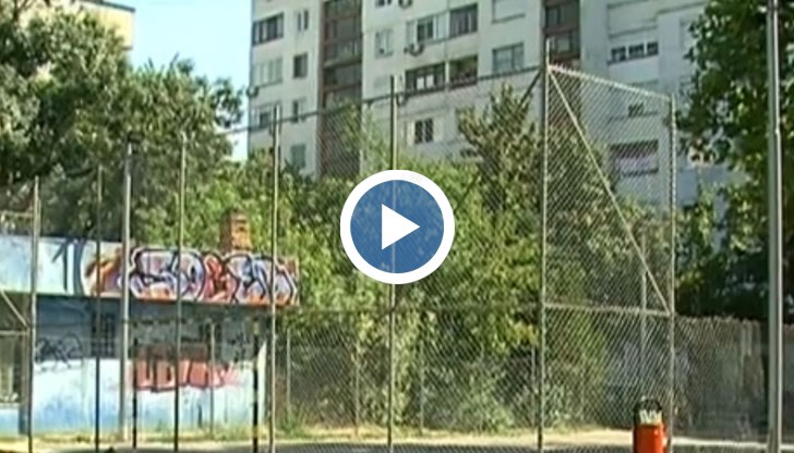 Разкъсаха мрежата на новото спортно игрище на улица "Доростол"