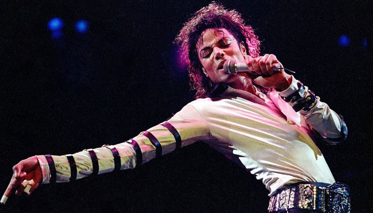 Албумът е озаглавен "Scream", включва 13 песни и ще излезе няколко седмици след като триизмерна версия на видеоклипа "Thriller"