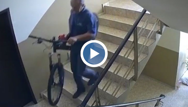 Кадри от охранителната камера, които са запечатали крадеца и наглата му постъпка