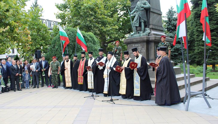 Тържествена церемония по полагане на венци и цветя в чест на 132 години от Съединението на Княжество България и Източна Румелия