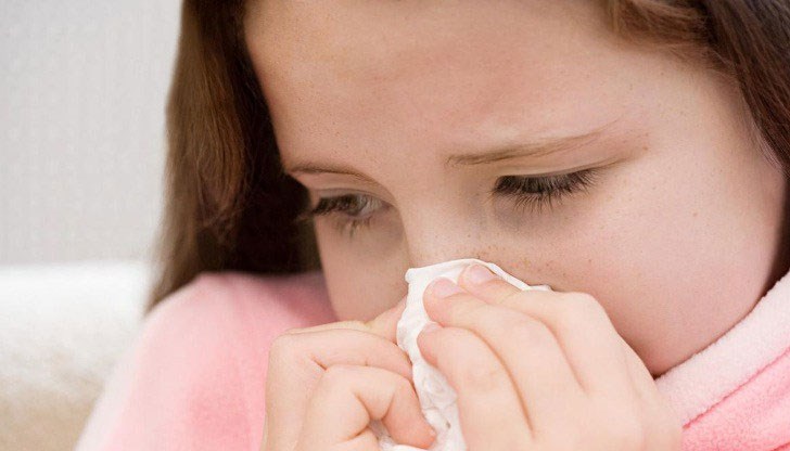 Дразнене в гърлото, хрема, кашлица и леко повишена температура са характерни за вирусите, които върлуват в момента