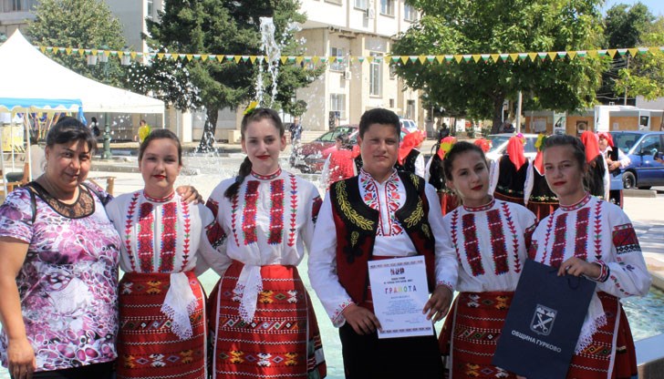 Младите танцьори не нарушават и създадената вече традиция да не се завръщат със спечелено поредно отличие