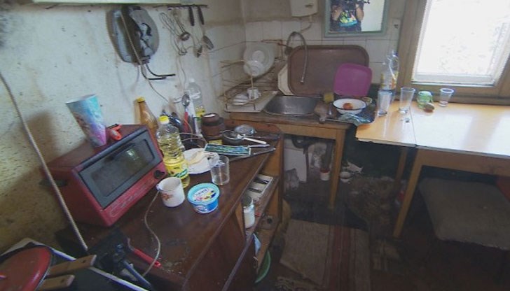 В къщата няма ток, а покривът може да падне всеки момент В къщата няма ток, а покривът може да падне всеки момент