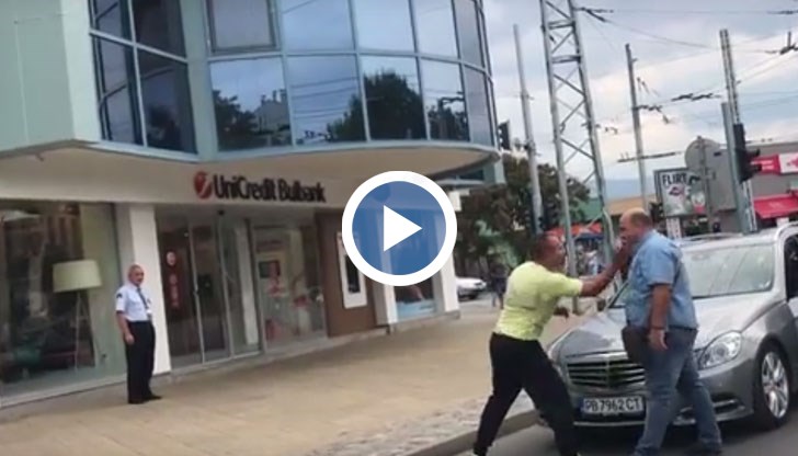 На кадрите ясно си личи как агресорът подскача като тореадор пред шофьора на Мерцедес-а