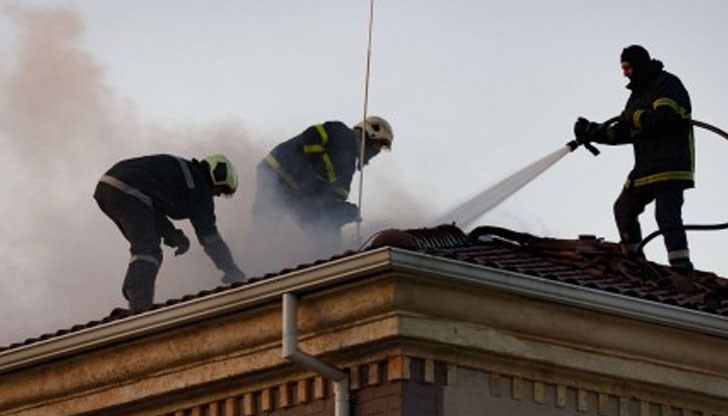 Футболните фенове, макар и под ескорта на полицейска охрана, са изстреляли запален предмет, който е попаднал на покрива на заведение