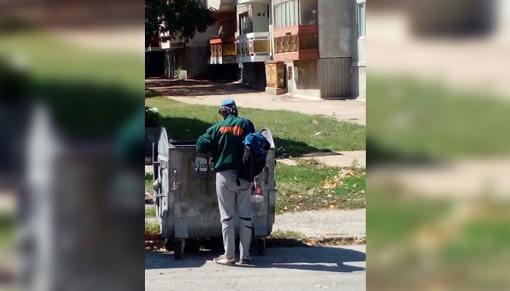 Докато тече батакът в "Дунарит", все повече хора отиват на боклука