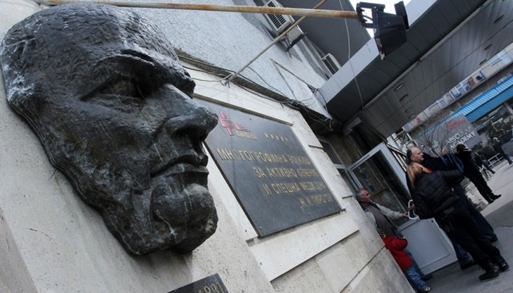 Мъж, блъснат от автомобил на метри от „Пирогов”, чака линейка Мъж, блъснат от автомобил на метри от „Пирогов”, чака линейка